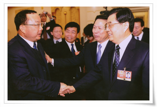 在十一屆全國人大會議上，時任中共中央總書記胡錦濤親切接見集團創始人劉慶年